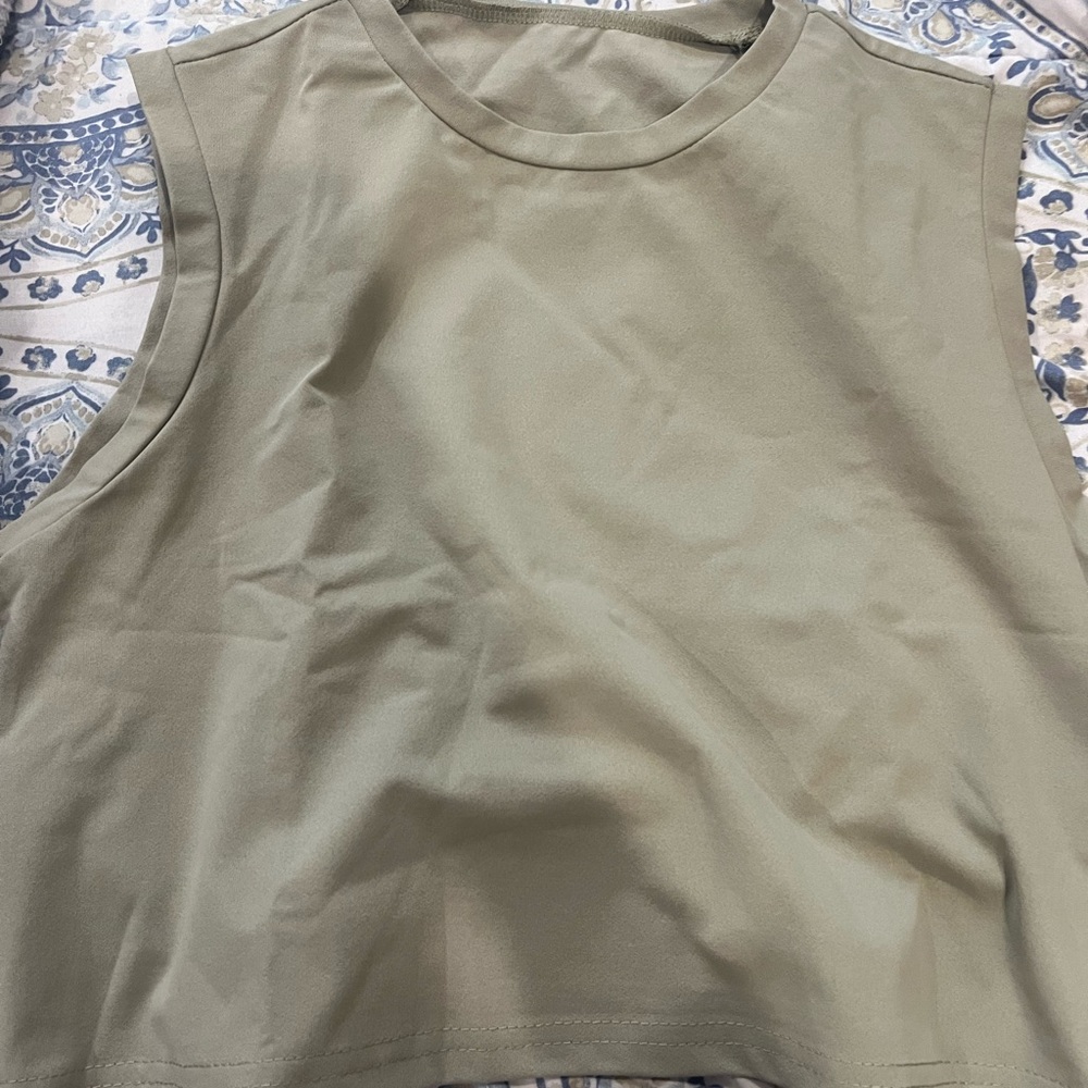 SHEIN Essnce Wide Shoulder Casual
Cropped Vest